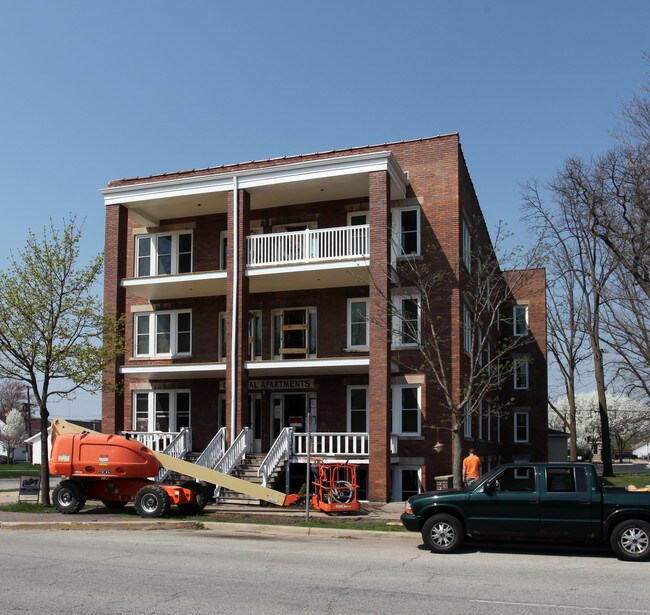 Colonial Apartments in Elkhart, IN - Building Photo - Building Photo