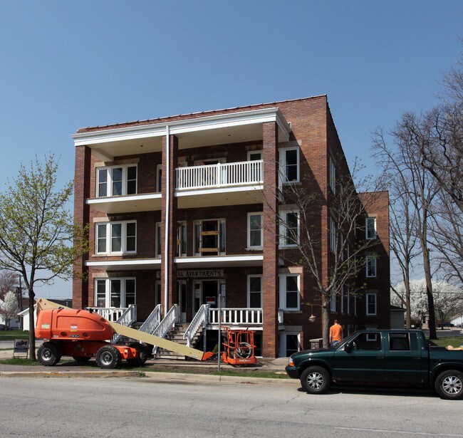 Colonial Apartments in Elkhart, IN - Foto de edificio - Building Photo