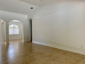6845 SW 52nd St in Miami, FL - Foto de edificio - Building Photo