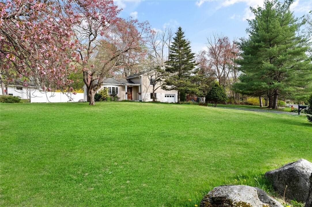 23 Kathleen Ln in Mt Kisco, NY - Building Photo
