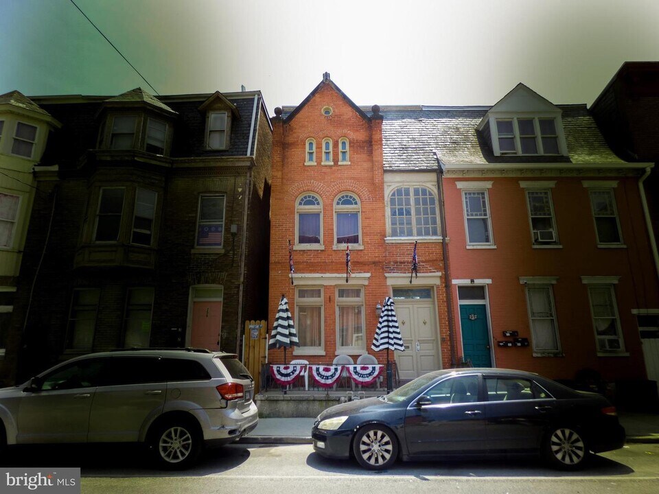254 E King St in York, PA - Building Photo