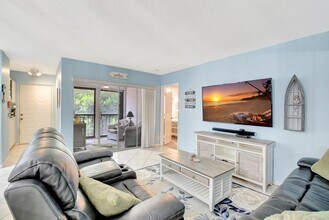 6586 Southurst Terrace in Delray Beach, FL - Building Photo - Building Photo