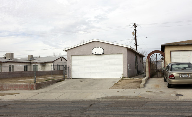 841-843 E Fredricks St in Barstow, CA - Building Photo - Building Photo