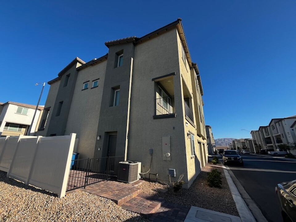 6925 Crimson Shadow St in North Las Vegas, NV - Building Photo