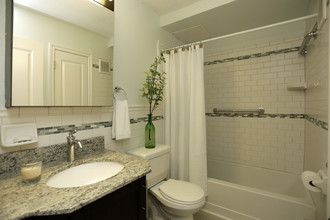 Regent Park Apartments in Nashua, NH - Building Photo - Interior Photo