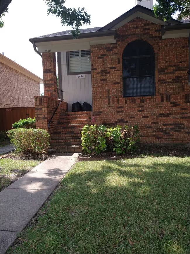 property at 1636 Kingspoint Dr