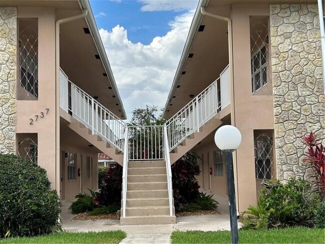 2737 NE 28th St in Lighthouse Point, FL - Foto de edificio - Building Photo