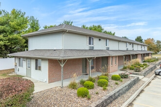 Parkway Court Apartments in Normal, IL - Building Photo - Building Photo