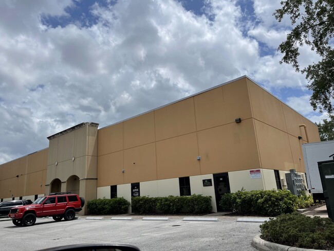 8821 Business Park Dr in Ft. Myers, FL - Foto de edificio - Building Photo