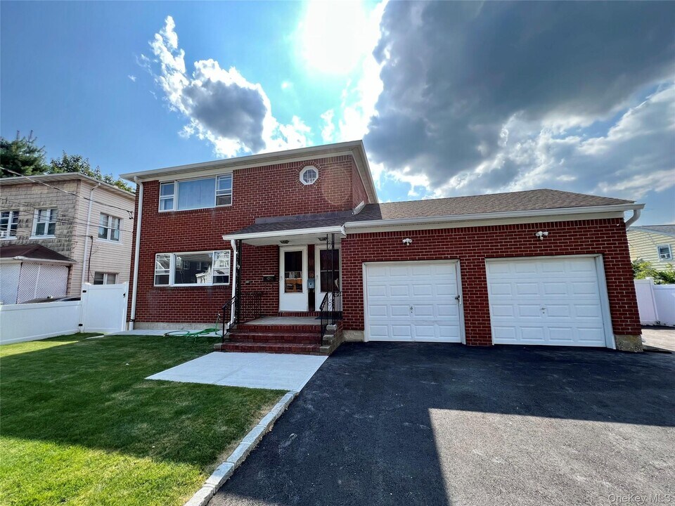 10 Dougherty St in Glen Cove, NY - Building Photo