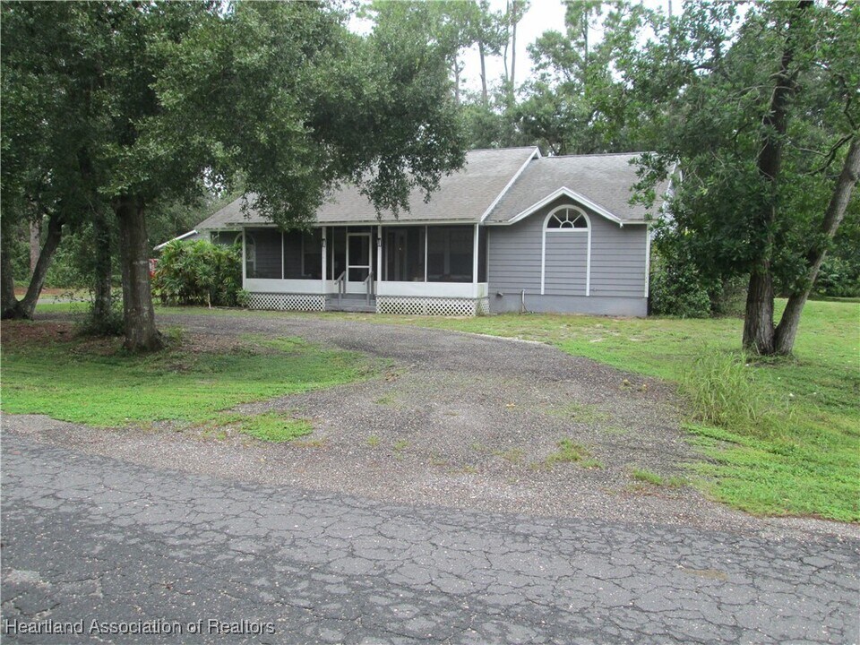 1541 Spring Ln in Lake Placid, FL - Foto de edificio