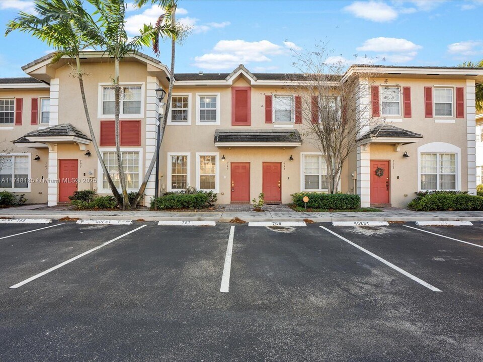 767 NW 42nd Ave in Plantation, FL - Building Photo