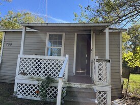 700 1st St in Commerce, TX - Building Photo