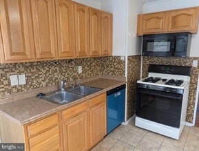 6451 Maplewood Dr in Falls Church, VA - Foto de edificio - Building Photo