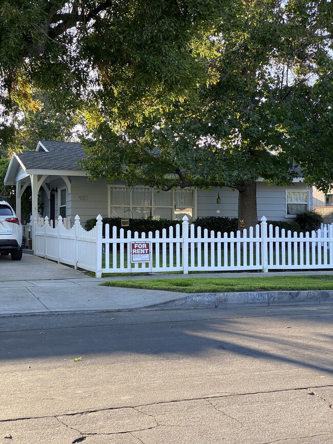 923 N Maple St, Unit 923 — in Burbank, CA - Building Photo - Building Photo