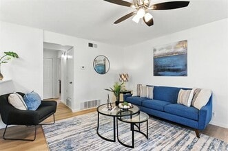 202 N Kealy Ave in Lewisville, TX - Foto de edificio - Building Photo