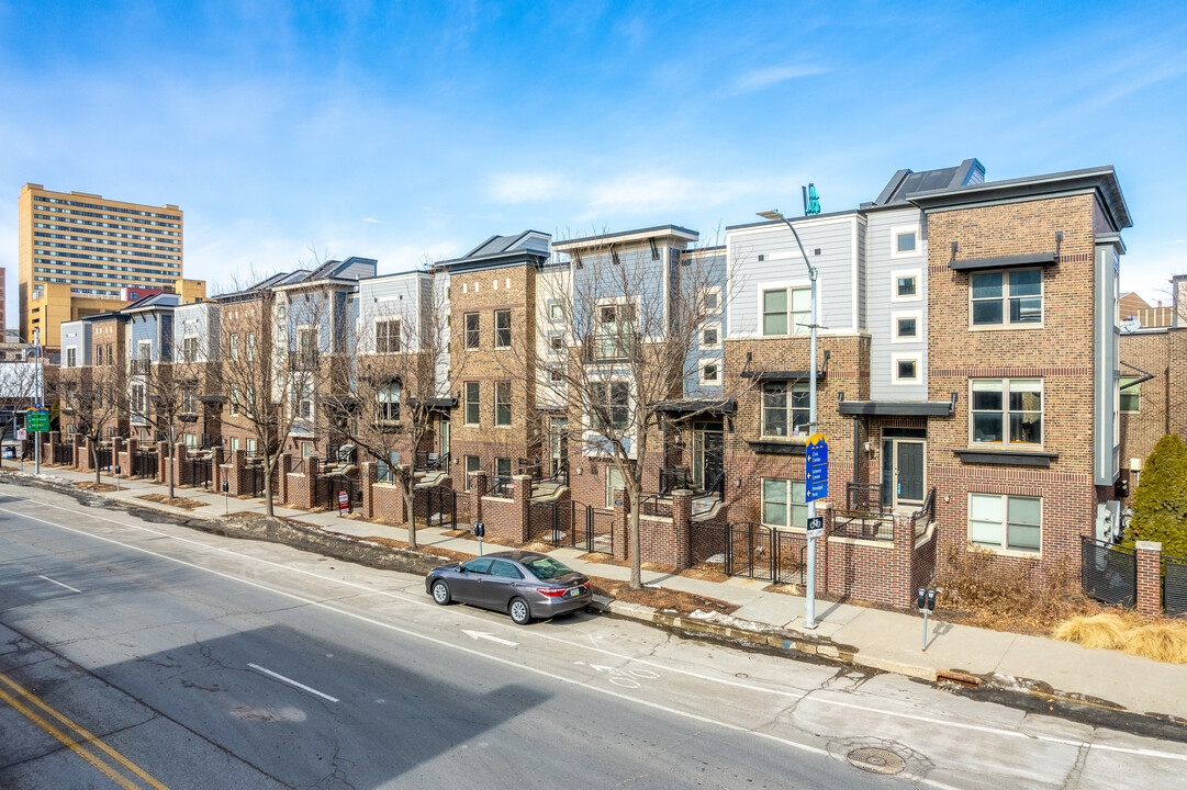 Brownstones on Grand in Des Moines, IA - Foto de edificio