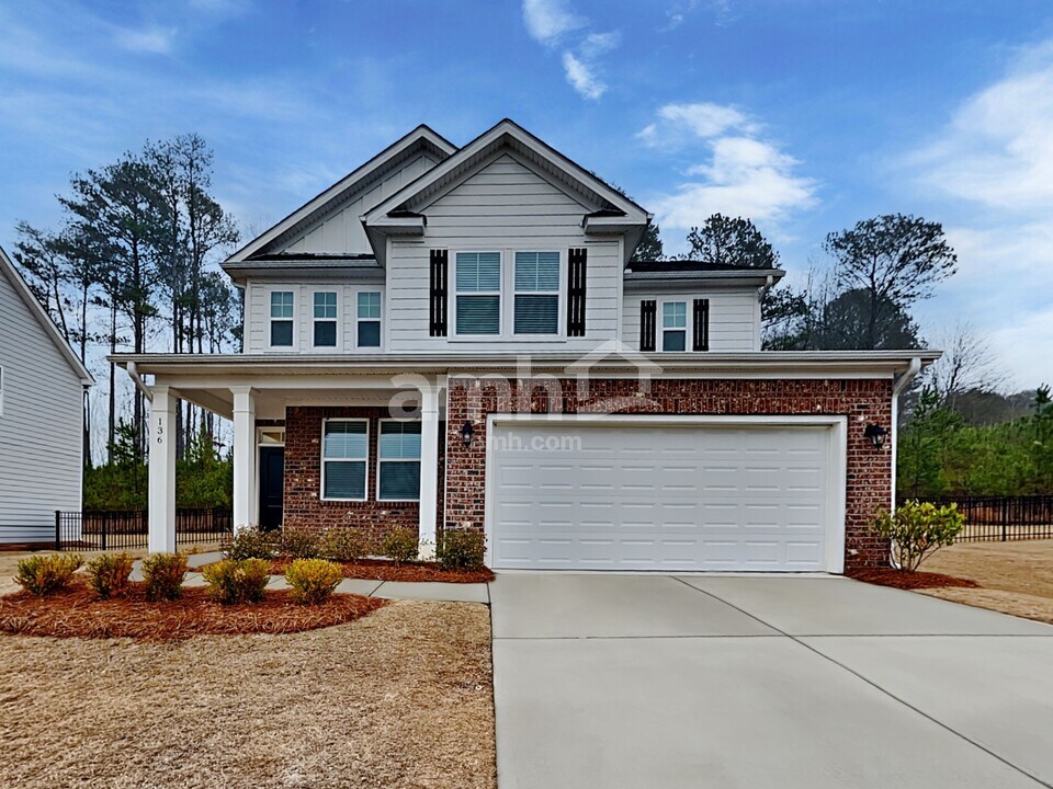 136 Rivulet Dr in Holly Springs, GA - Foto de edificio