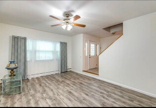 370 Blue Point Rd in Farmingville, NY - Building Photo - Building Photo