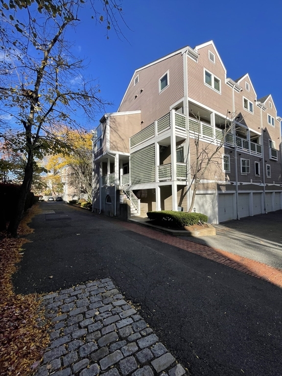 31 Alton Pl, Unit #1 in Brookline, MA - Building Photo - Building Photo