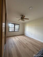 405 N Oaks Blvd in North Brunswick, NJ - Foto de edificio - Building Photo