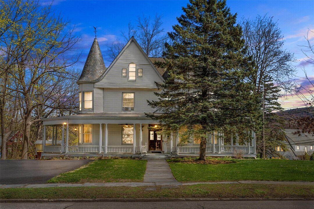 43 Oakland Ave in Warwick, NY - Building Photo