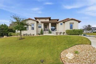 321 Sweet Grass Ln in Lakeway, TX - Building Photo