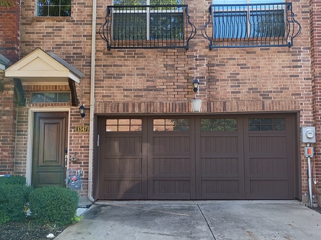 Room in Townhome on Chase Ln in Irving, TX - Foto de edificio - Building Photo
