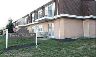 321 Shore Dr in Highlands, NJ - Building Photo