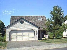 17545 NW Woodmere Ct in Beaverton, OR - Building Photo