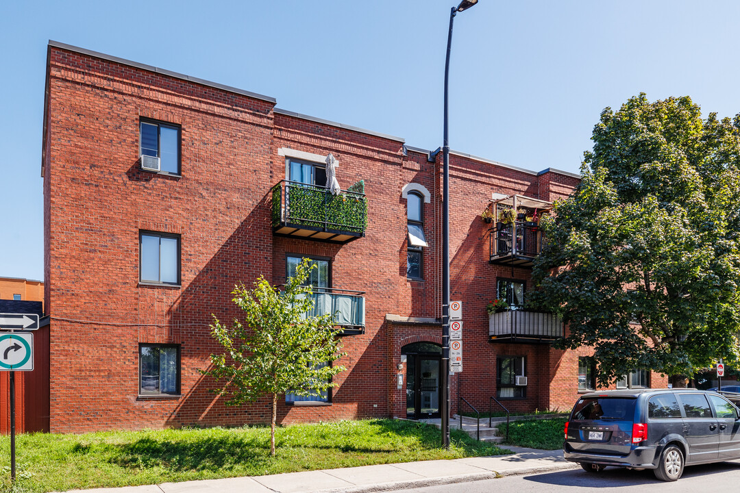 313 De Lévis Rue in Montréal, QC - Building Photo