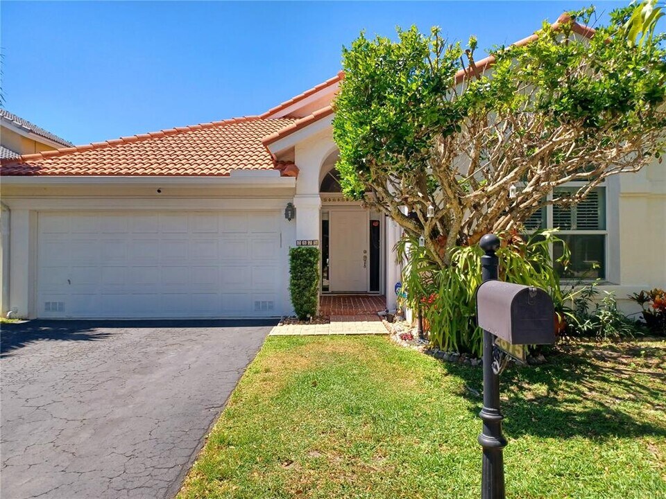 2875 NW 69th Ter in Margate, FL - Foto de edificio
