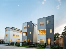 310 Jensen Dr in Houston, TX - Building Photo