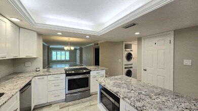 2244 Winkler Ave-Unit -103 in Ft. Myers, FL - Foto de edificio - Building Photo