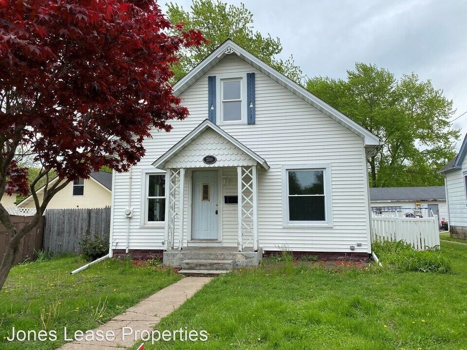 2310 3rd St in East Moline, IL - Building Photo