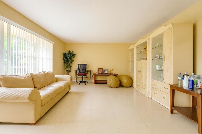 2533 Dolphin Dr in Delray Beach, FL - Foto de edificio - Building Photo