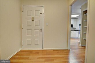 8370 Greensboro Dr in McLean, VA - Foto de edificio - Building Photo