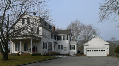 125 Private Rd in Southampton, NY - Building Photo - Building Photo