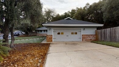 8400 Ascolano Ave in Fair Oaks, CA - Foto de edificio - Building Photo