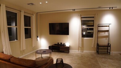5532 Autumn Cliffs Way, Unit Master Bedroom in Las Vegas, NV - Building Photo - Building Photo