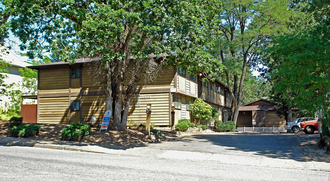 Las Maderas in Salem, OR - Building Photo