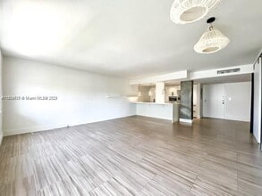 10000 W Bay Harbor Dr in Bay Harbor Islands, FL - Foto de edificio - Building Photo