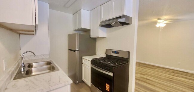 15865 Vanowen St in Los Angeles, CA - Building Photo - Building Photo