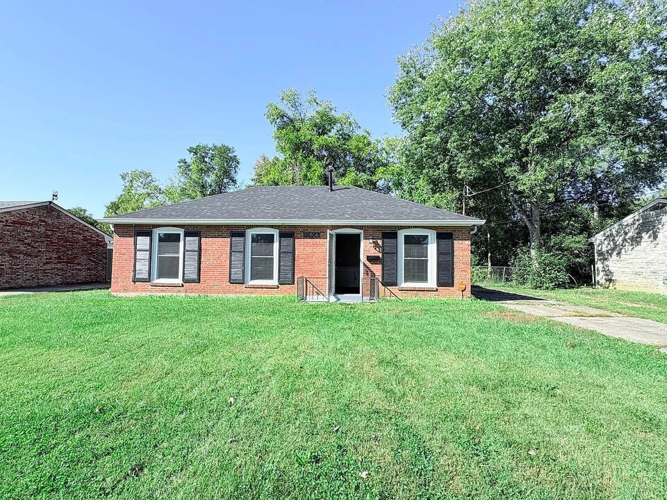 10806 Milwaukee Way in Louisville, KY - Building Photo