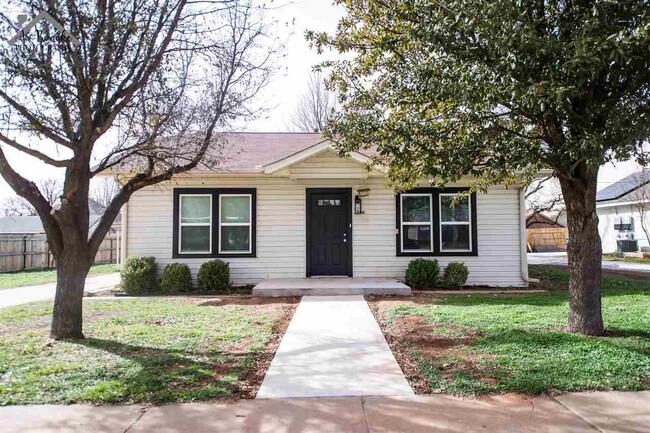 604 N Wall St in Iowa Park, TX - Foto de edificio - Building Photo