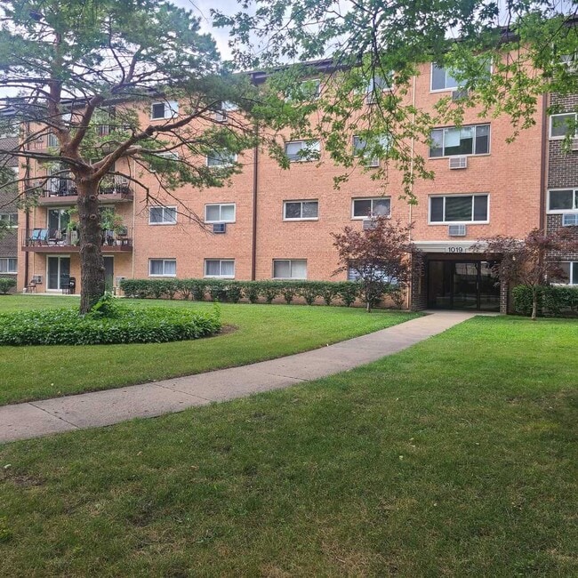 property at 1019 N Boxwood Dr