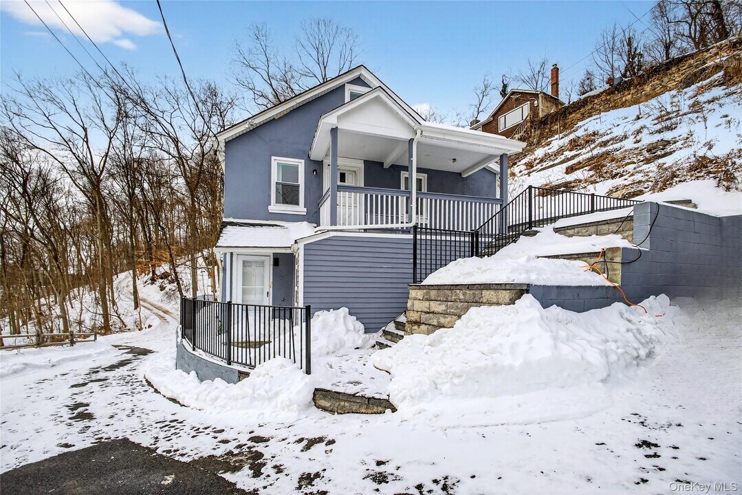 139 S Kensico Ave in Valhalla, NY - Building Photo