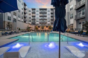 2020 W Morehead St, Unit Sierra in Charlotte, NC - Building Photo