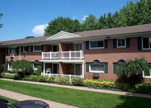 Fairfield Estates At Farmingdale Village in Farmingdale, NY - Foto de edificio - Building Photo