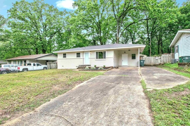 7002 W Wakefield Dr in Little Rock, AR - Building Photo - Building Photo